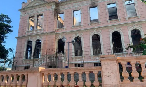 Bombeiros fazem rescaldo em prédio histórico de Paranaguá