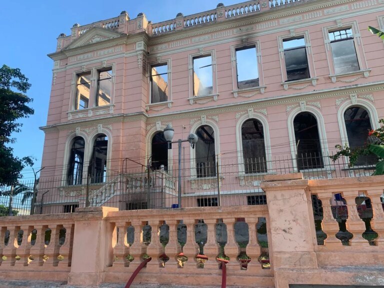 Bombeiros fazem rescaldo em prédio histórico de Paranaguá