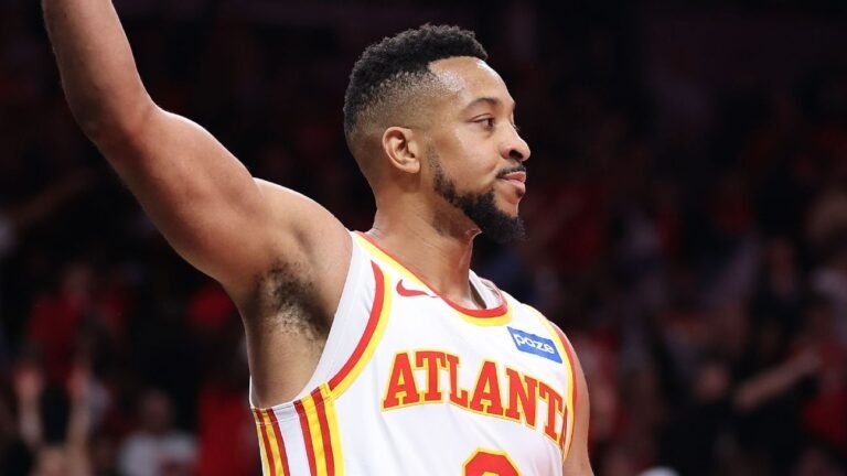 CJ McCollum's jumper gives Hawks 2-1 series lead vs. Knicks