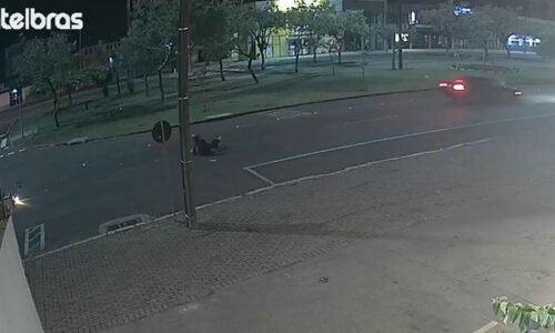 Câmera flagra acidente que deixou jovem ferido na Avenida Tancredo Neves