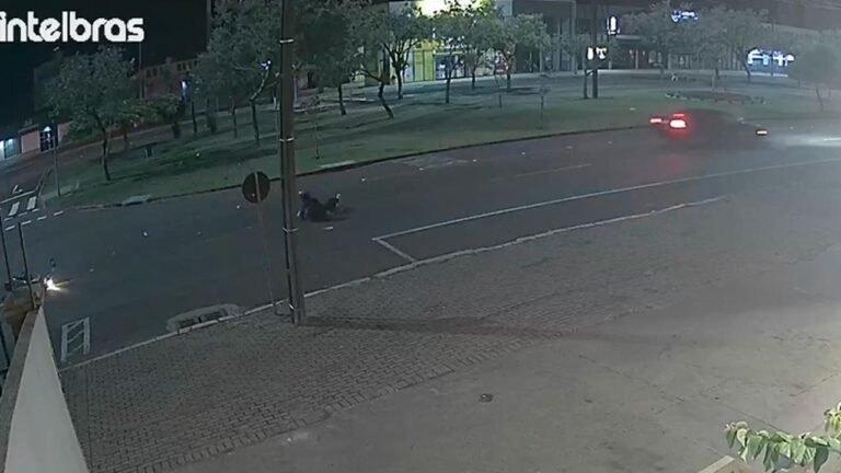 Câmera flagra acidente que deixou jovem ferido na Avenida Tancredo Neves