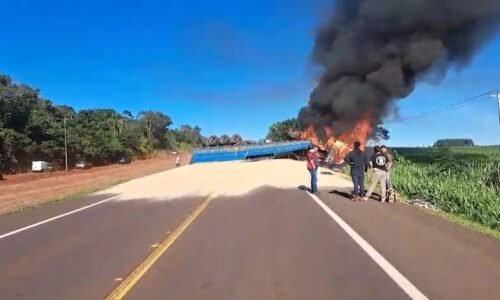 Caminhão pega fogo após acidente na BR-277 e rodovia é interditada em Céu Azul