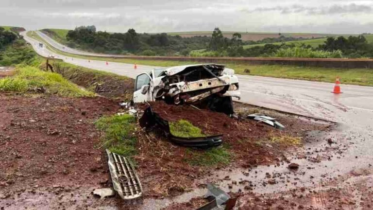 Caminhonete sai da pista e bate contra barranco na BR-163 - catve.com
