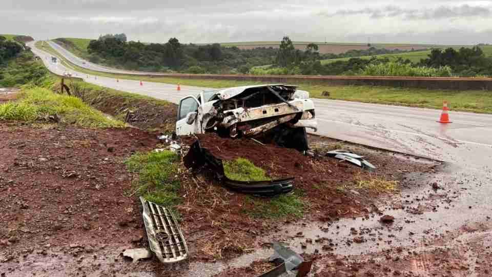 Caminhonete sai da pista e bate contra barranco na BR-163 - catve.com