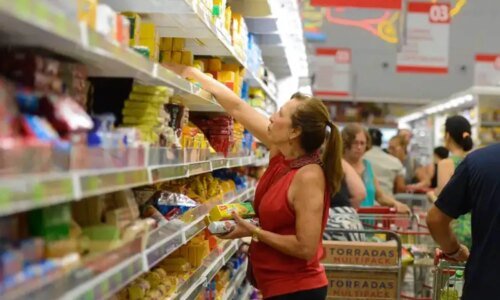 Cesta básica sobe em Curitiba e consome mais de 50% do salário mínimo