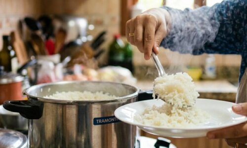 Como fazer o arroz perfeito na panela de pressão: segredo dos 6 minutos