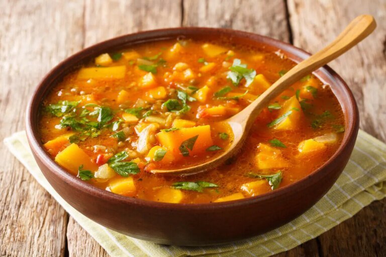 Como fazer sopas deliciosas com o mínimo de ingredientes: dica de chef