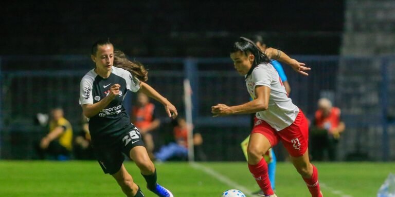Corinthians goleia Bragantino e assume liderança do BR Feminino
