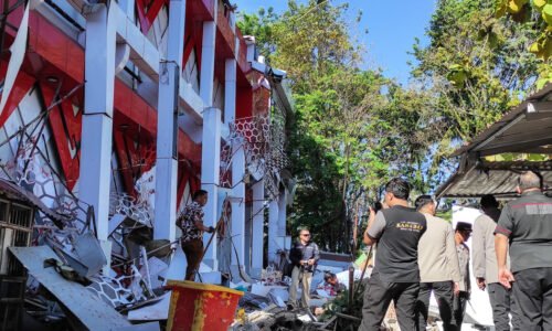 Earthquake in Indonesia kills at least 1 person and sets off small tsunami