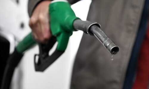 El petróleo cae un 13 % luego de que Irán dijera que el estrecho de Ormuz está "completamente abierto"