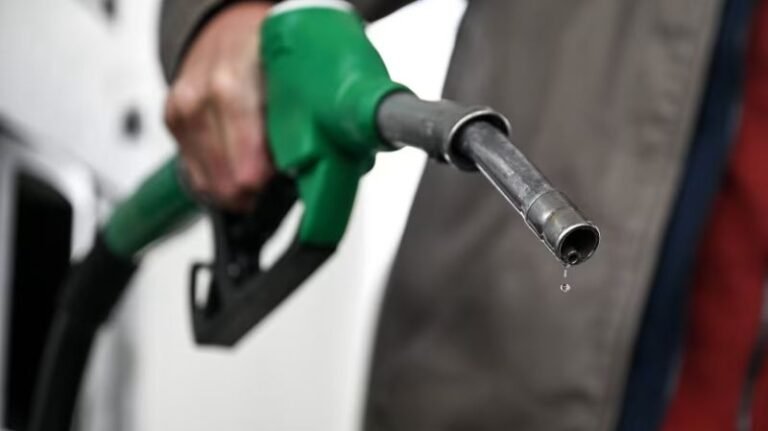 El petróleo cae un 13 % luego de que Irán dijera que el estrecho de Ormuz está "completamente abierto"