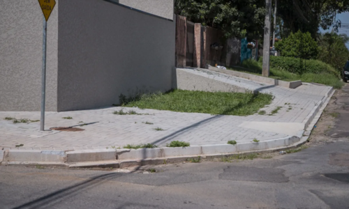 Erros na calçada podem custar caro; o que a lei exige em Curitiba