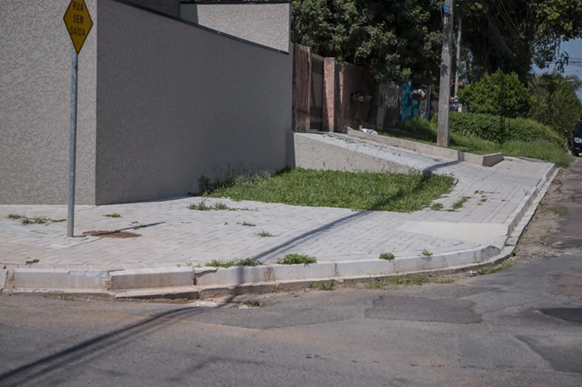 Erros na calçada podem custar caro; o que a lei exige em Curitiba