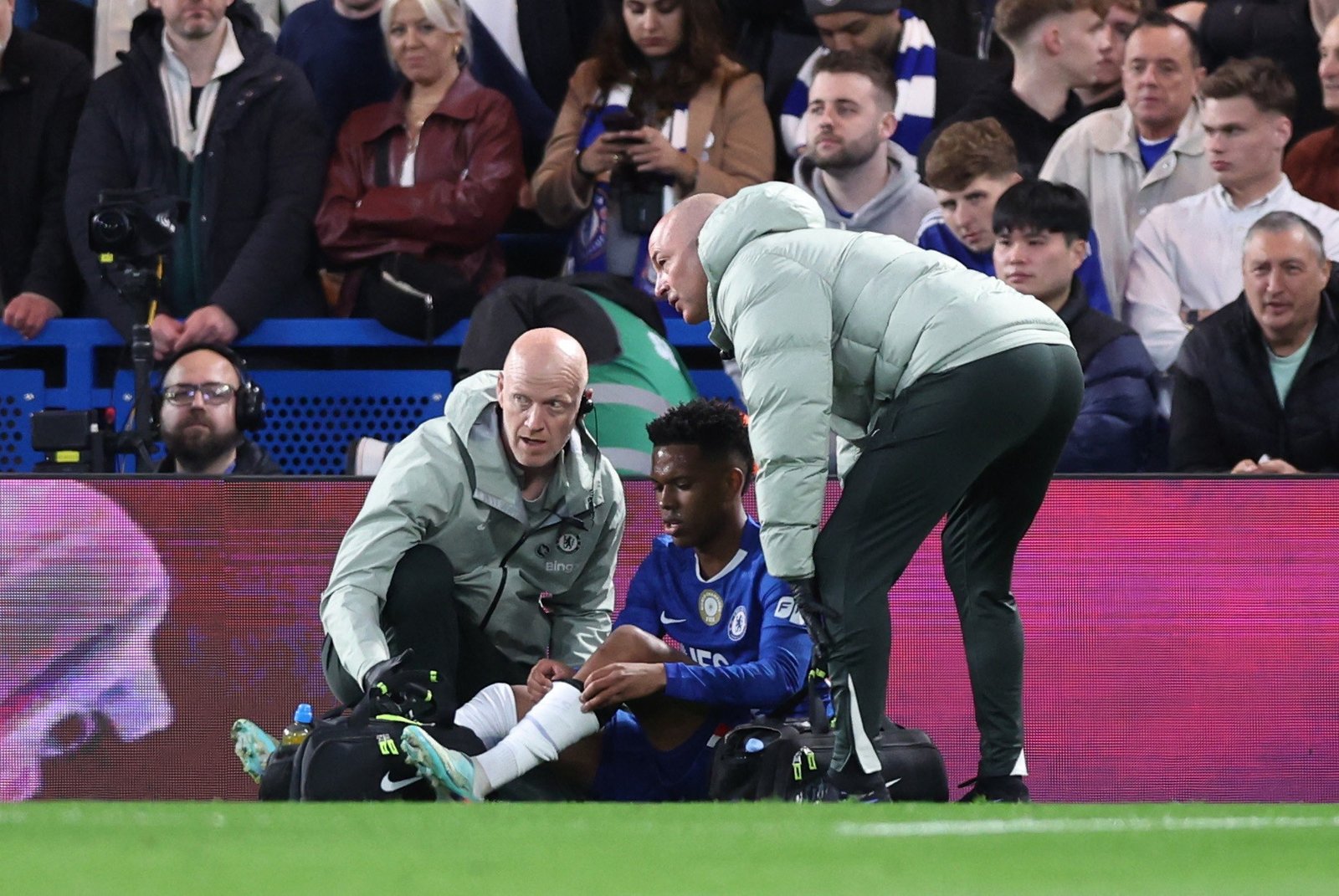 Estêvão deixa jogo entre United e Chelsea com dores após pisar em falso no gramado