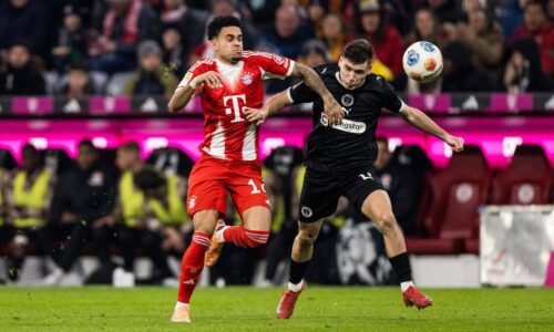Luis Diaz (FC Bayern München) wird im Wettlauf um den Ball von Arkadiusz Pyrka bedrängt.