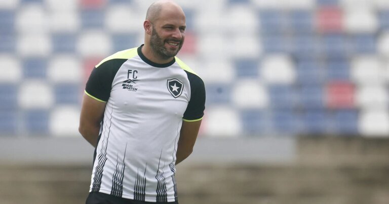 Franclim Carvalho chegará ao Botafogo com dois auxiliares, preparadores físico e de goleiros e deve estrear contra o Caracas; saiba os nomes