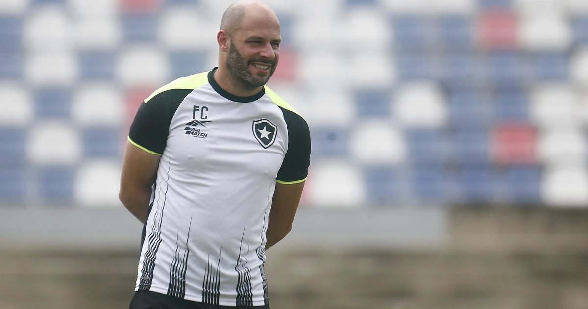 Franclim Carvalho chegará ao Botafogo com dois auxiliares, preparadores físico e de goleiros e deve estrear contra o Caracas; saiba os nomes