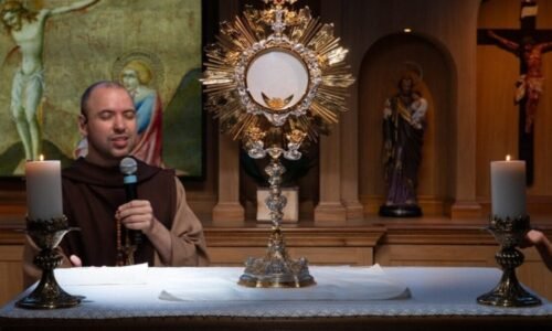 Frei Gilson é padre Entenda a diferença entre os títulos na Igreja Católica