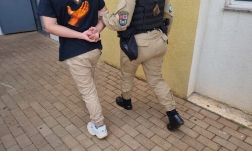 Gol furtado é recuperado pela PM e homem de 25 anos é preso