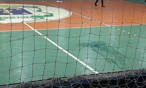 Goteiras em ginásio colocam atletas em risco durante jogos escolares em Cascavel