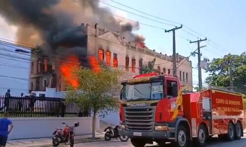 Incêndio causa destruição total em prédio histórico de Paranaguá