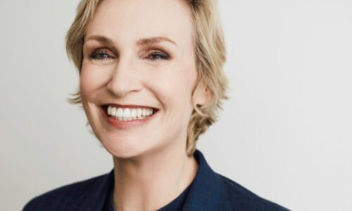Jane Lynch, MFA ’84, to deliver Convocation address May 21