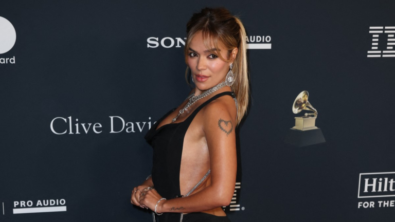 Karol G confiesa, tras terminar con Feid y tras su pasado con Anuel, que le gustan los 'chicos malos': 'Tengo que cambiar eso'