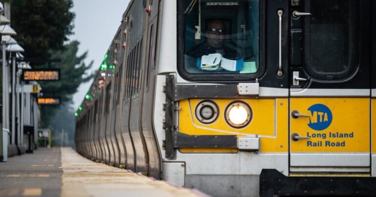 LIRR delays, reroutes after train gets stuck in tunnel during morning commute