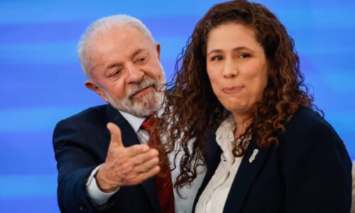Lula regulamenta redução de jornada para terceirizados - 13/04/2026 - Economia
