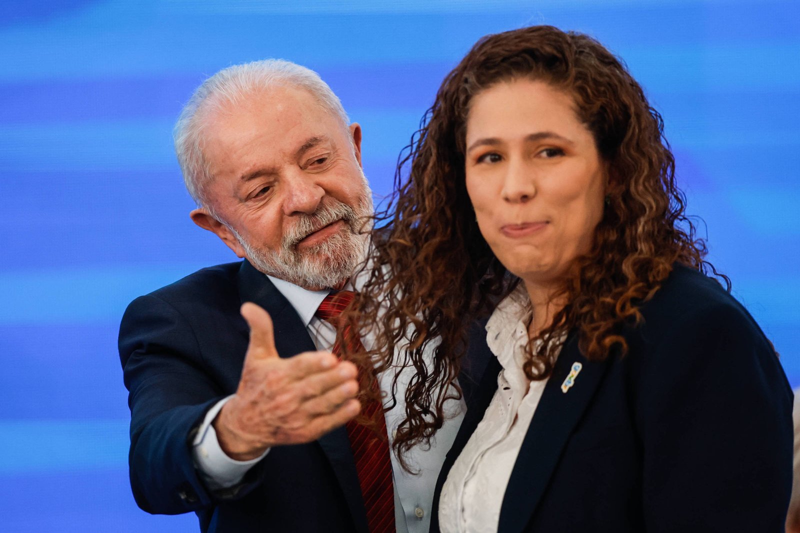 Lula regulamenta redução de jornada para terceirizados - 13/04/2026 - Economia