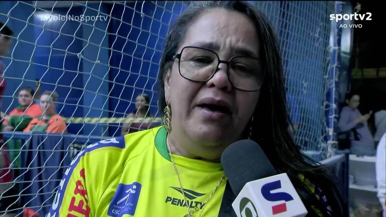 Mãe de central do Campinas viaja três dias para ver jogo e se emociona