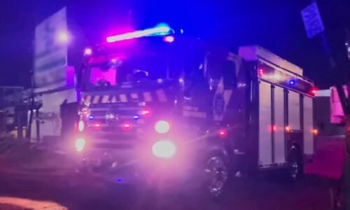 Militares do Corpo de Bombeiros combatem incêndio em empresa na BR 277 em Cascavel
