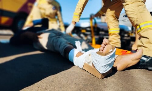 Motociclista fica ferido após bater na traseira de carro no bairro Floresta, em Cascavel