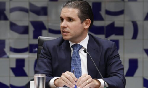 Motta deixa de lado projeto de Lula e segue com PEC da 6x1 - 15/04/2026 - Economia