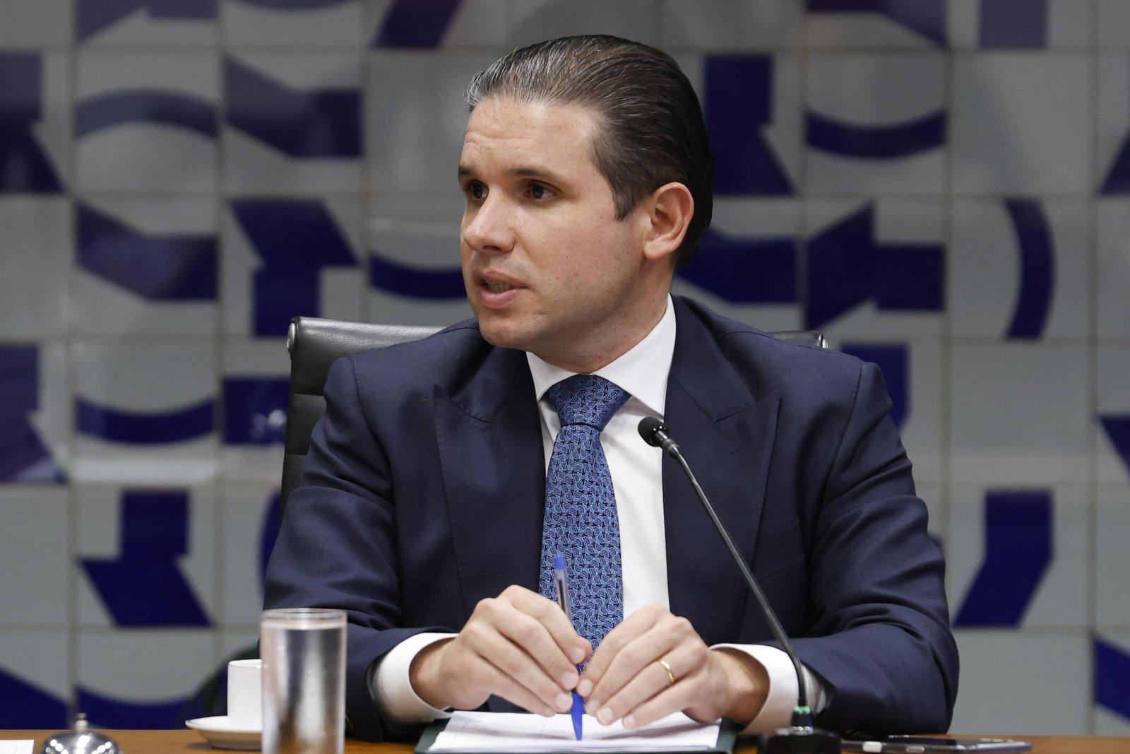 Motta deixa de lado projeto de Lula e segue com PEC da 6x1 - 15/04/2026 - Economia