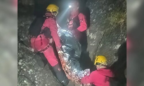Mulher cai do Morro do Anhangava e sofre múltiplas fraturas