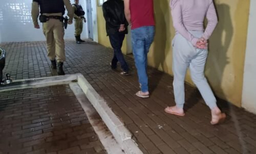 PM prende três pessoas em ponto de tráfico de drogas em Capitão Leônidas Marques