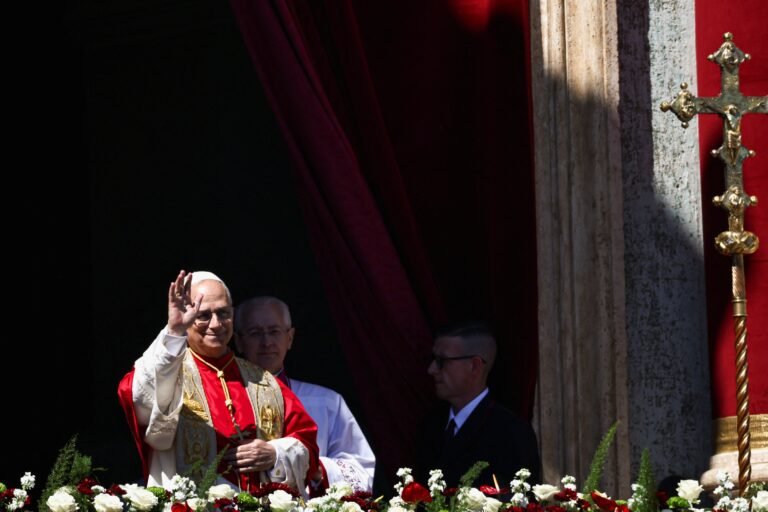 Papa Leão XIV reza missa de Páscoa no Vaticano; FOTOS