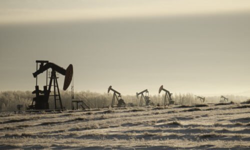 Preços do petróleo desabam mais de 10% após Irã declarar o estreito de Ormuz aberto