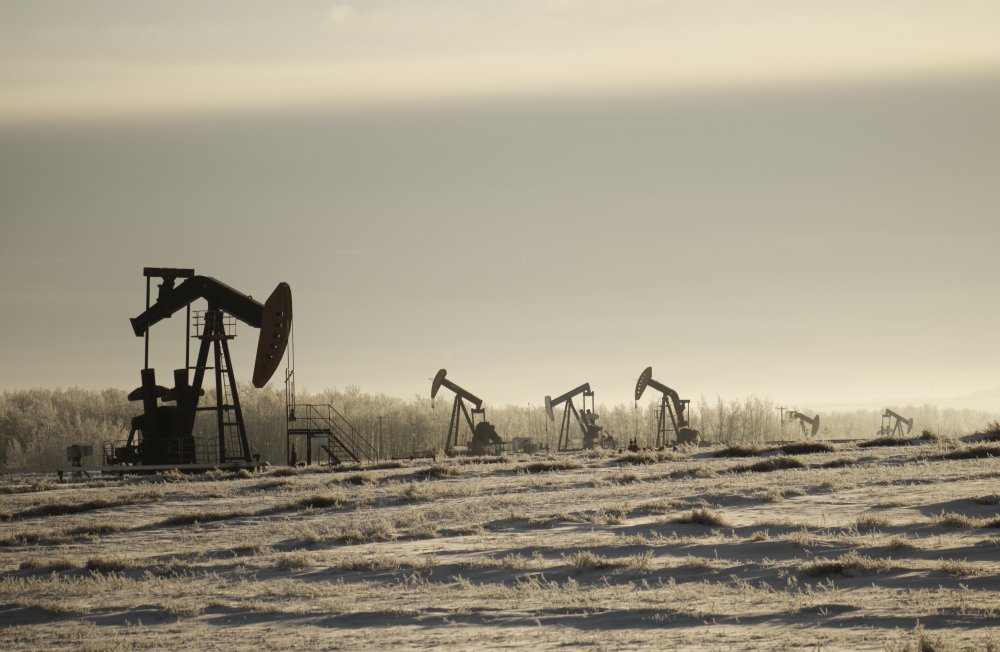 Preços do petróleo desabam mais de 10% após Irã declarar o estreito de Ormuz aberto