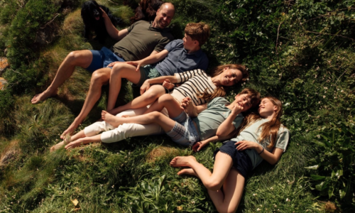 Príncipe William e Kate Middleton celebram 15 anos de casados com inédita foto em família