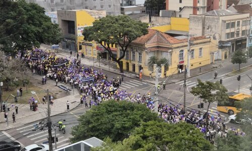 Professores encerram greve após acordo com Prefeitura de Curitiba