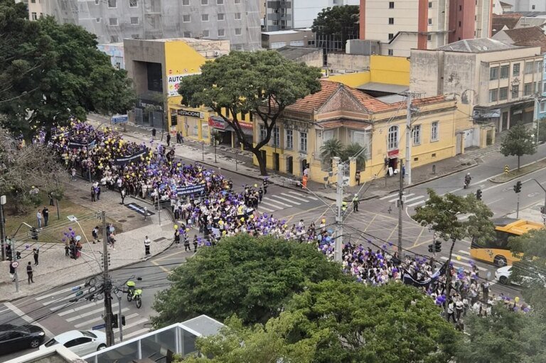 Professores encerram greve após acordo com Prefeitura de Curitiba