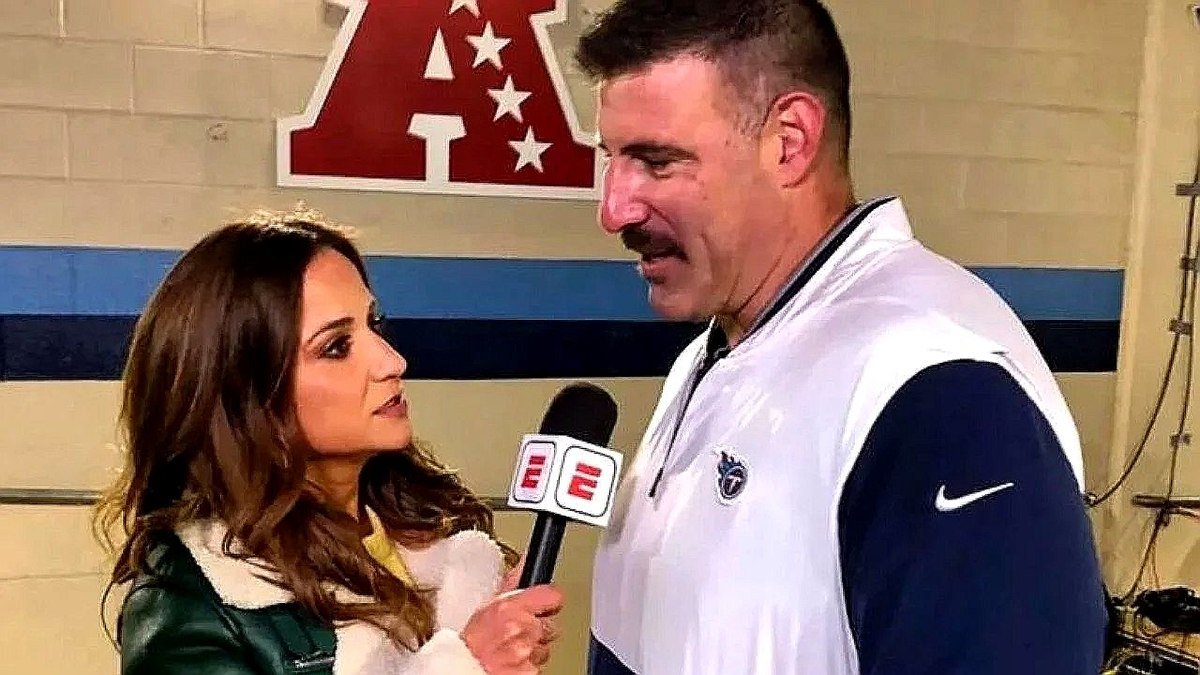 Repórter casada pede demissão após fotos com técnico da NFL