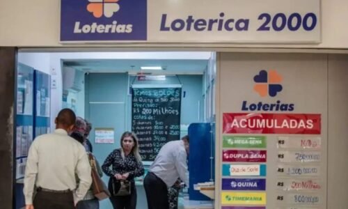 Pessoas em uma casa lotérica apostando na Loteria Federal 6050.