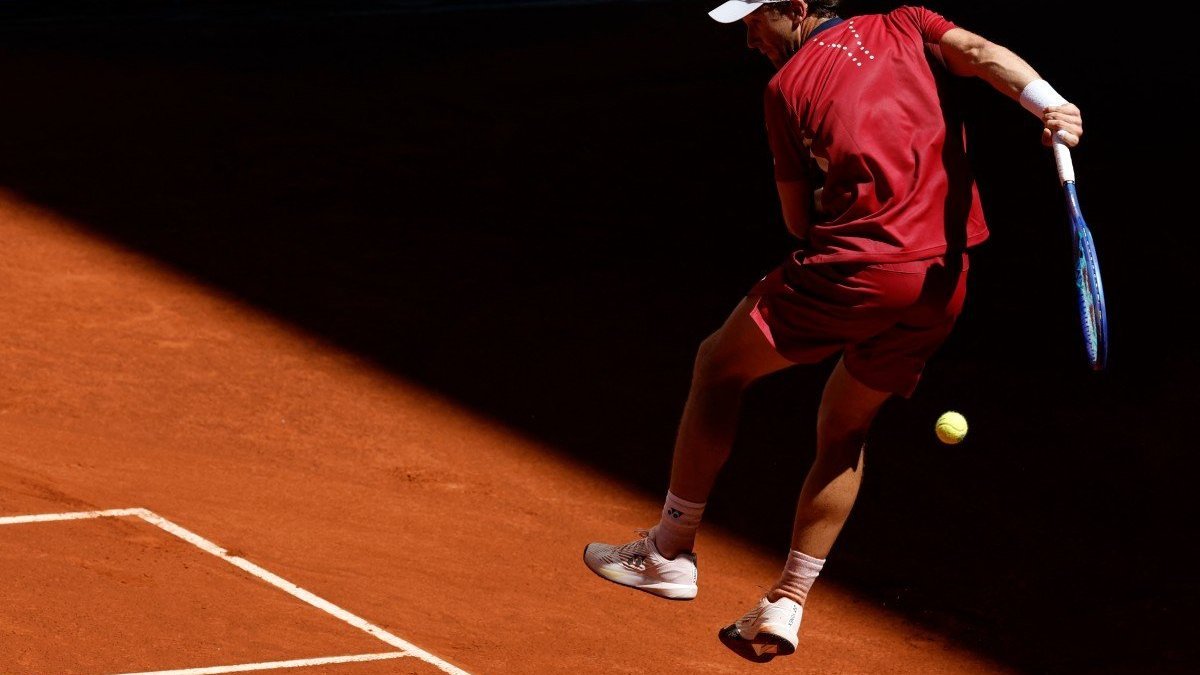 Ruud sofre para vencer Tsitsipas e vai às quartas de final em Madri