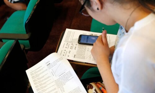 Sem celular, escolas do Paraná têm alunos mais concentrados
