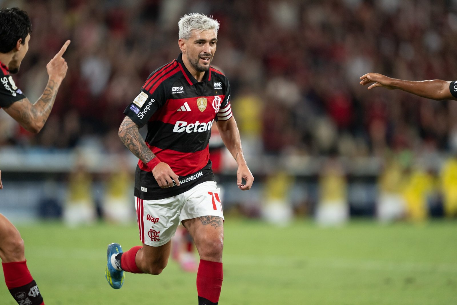 Sem substitutos, Arrascaeta é testado em sequência e se aproxima de melhor forma no Flamengo