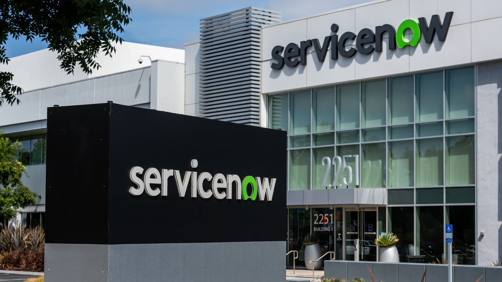 Software stocks plunge on ServiceNow, IBM results, AI fears escalate