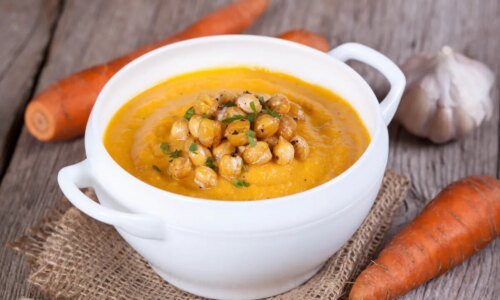 Sopas e cremes proteicos: 10 receitas para uma dieta equilibrada
